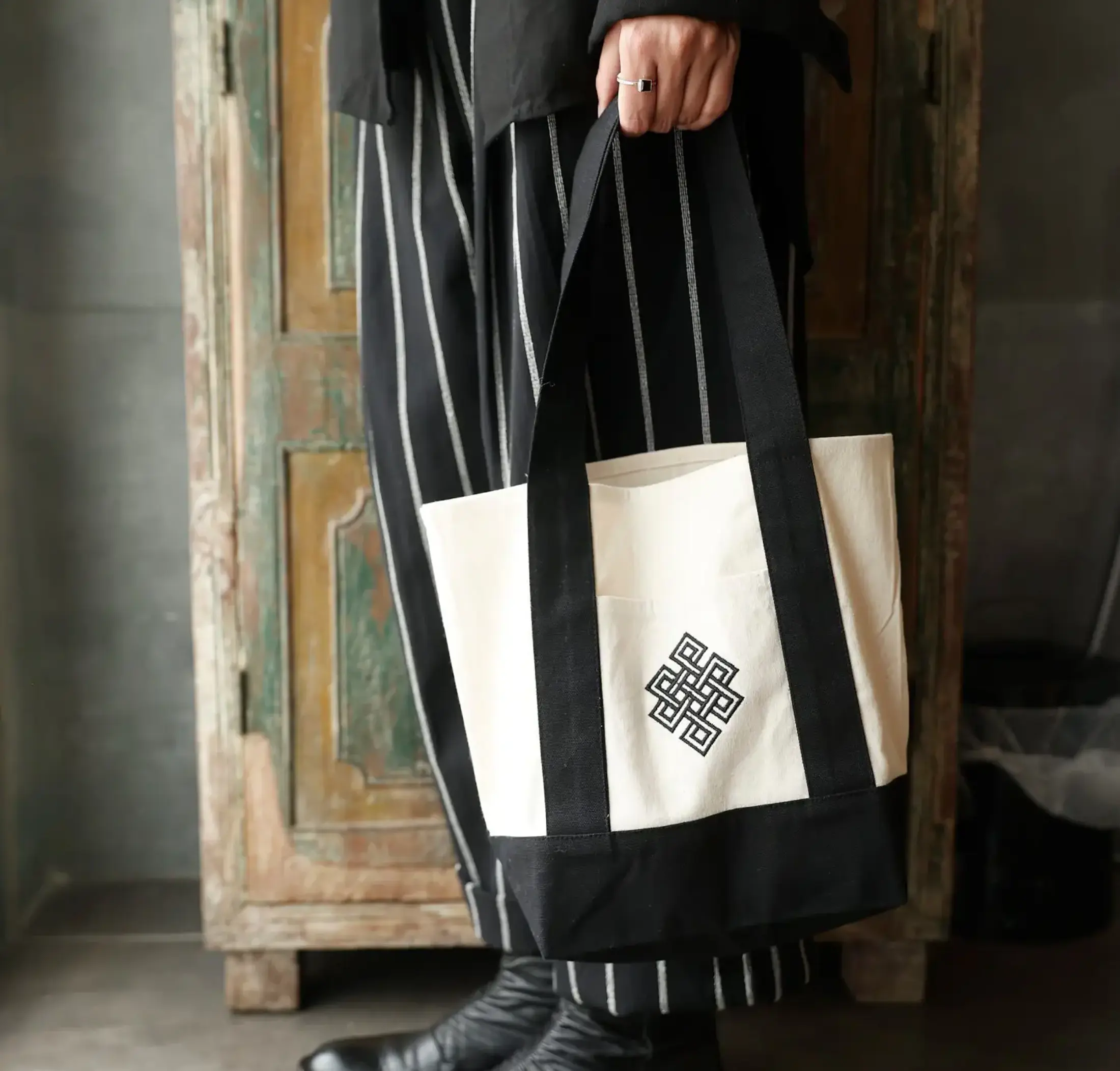 Mini Eternal knot tote